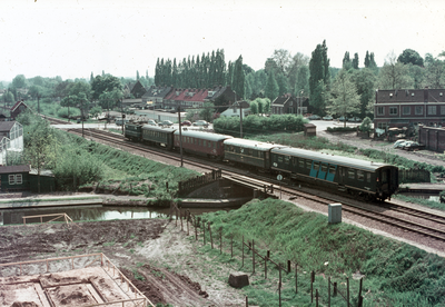 830665 Gezicht op de Oosterspoorweg te Utrecht, vanaf de studentenflat aan de Ina Boudier-Bakkerlaan, uit het noorden, ...